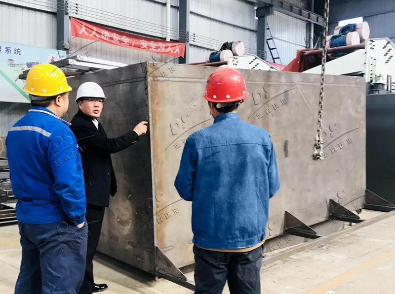 德森領導車間指導生產 德森領導車間指導生產